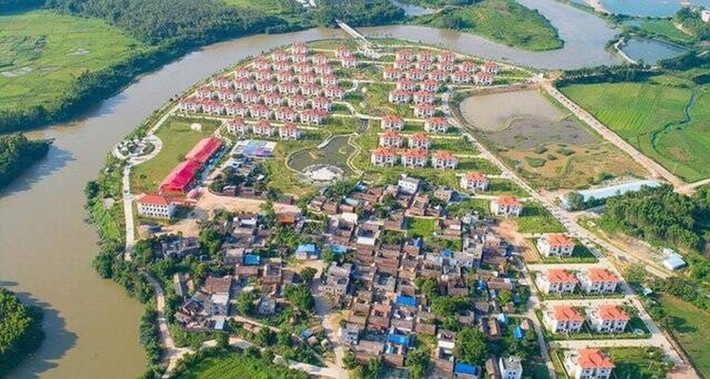 Theo thời gian, sự nghiệp của Chen Sheng ngày càng lớn mạnh, đưa đưa ông thành tỷ phú. Khi gặt hái được thành công, Chen Sheng quyết chi 200 triệu nhân dân tệ xây dựng 258 căn biệt thự trên đất do chính quyền địa phương cấp tại quê hương, để đáp lại ân tình của dân làng. Ảnh: Chinanews