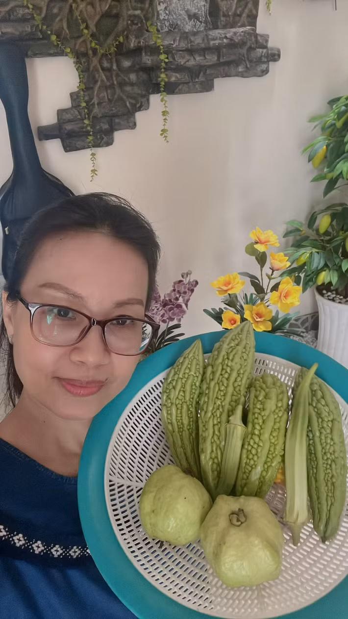 Bù lại, nữ ca sĩ thích cảm giác nhìn cây đơm hoa kết trái, hái rau chuẩn bị bữa ăn cho gia đình. Ảnh: FB Cẩm Ly