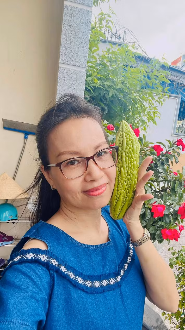 Dù làm vườn để thư giãn, Cẩm Ly cũng mất nhiều thời gian, công sức lẫn tiền chăm sóc, phân bón. Ảnh: FB Cẩm Ly