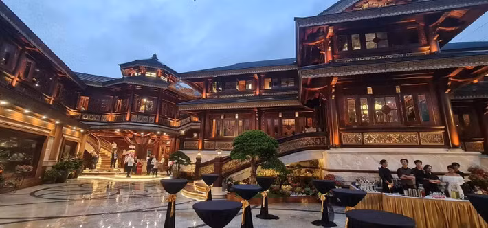 Biệt phủ bằng gỗ nằm trong khuôn viên được đầu tư nhiều tiểu cảnh, hồ cá. Ảnh: Facebook