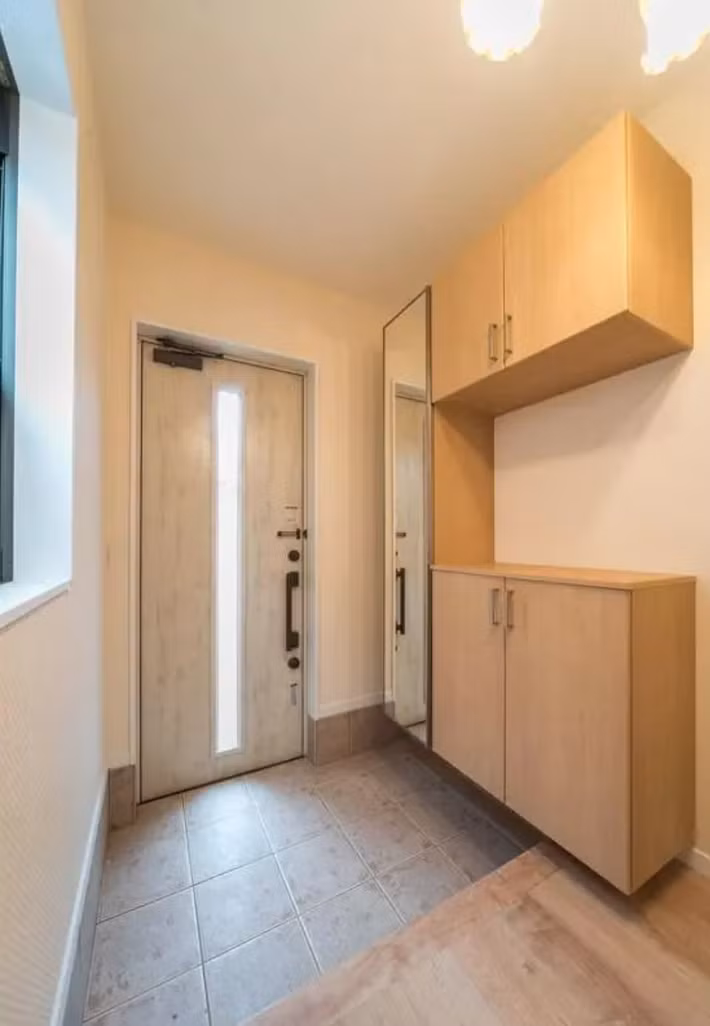 Việc hạ thấp khu vực cửa vào giúp ngăn bụi và tạo cảm giác phân tách không gian bên trong ngôi nhà. Đồng thời đóng vai trò làm nơi đựng giày, phần nền nhà cao hơn sẽ được dùng làm ghế ngồi, thuận tiện khi tháo và xỏ giày dép. Ảnh: Toutiao