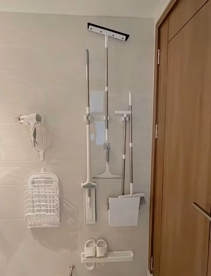 Người Nhật thường biến khu vực phía sau cửa phòng tắm thành một không gian lưu trữ gọn gàng. Ảnh: Toutiao