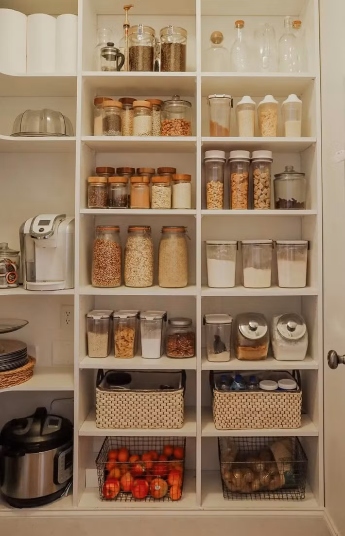 Trong văn hóa sinh hoạt của các gia đình Nhật Bản, đồ dùng (nhất là các loại nguyên liệu nhà bếp) thường loại bỏ bao bì sản phẩm. Họ thường sắp xếp mọi thứ một cách có trật tự vào các hộp đựng hoặc lọ, giúp mọi thứ luôn trong trạng thái gọn gàng. Ảnh: Getty