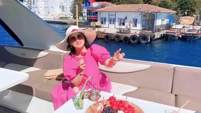 Ngoài ra, Hà Phương và chồng tỷ phú còn lập 2 quỹ từ thiện với hàng triệu USD để giúp đỡ những em nhỏ có hoàn cảnh khó khăn, cơ nhỡ. Ảnh: FBNV