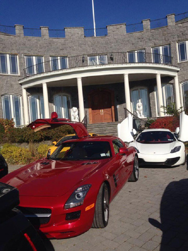 Sân biệt thự rất nhiều xe sang. Ảnh: Internet