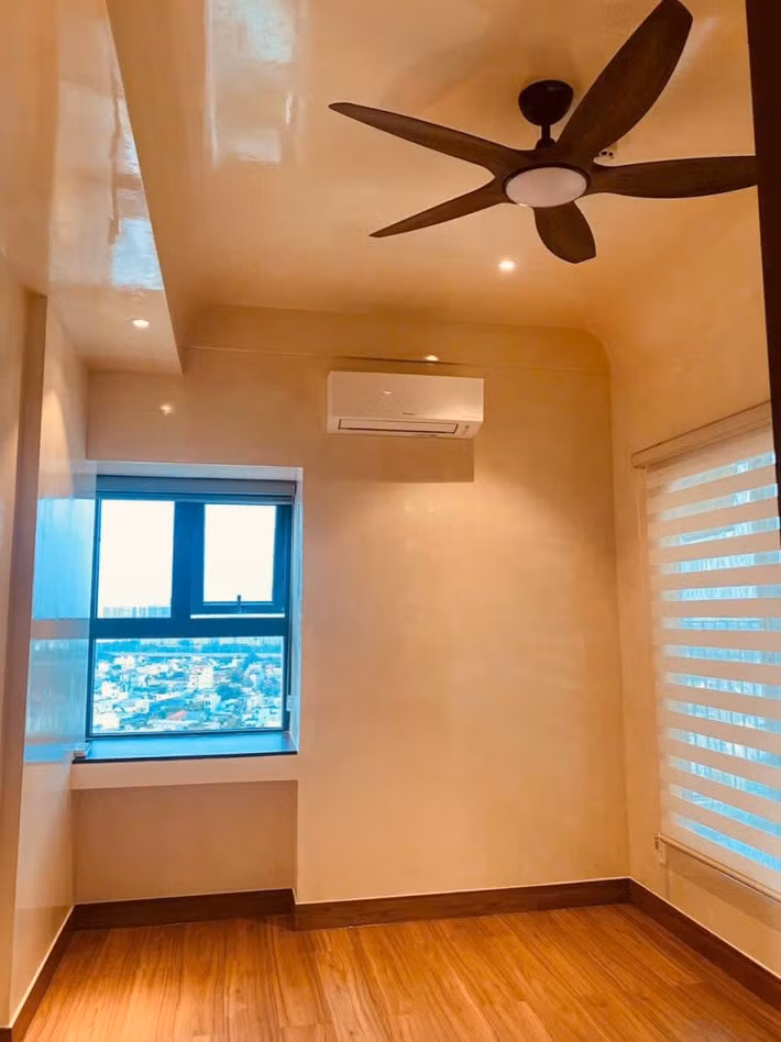 Phòng ngủ được Cao Thái Hà bài trí tối giản với sàn gỗ sáng và cửa sổ lớn đón ánh sáng tự nhiên. Ảnh: FB Cao Thái Hà