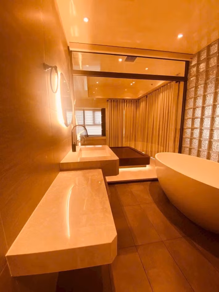Phòng tắm sang trọng với bồn tắm hình oval trắng. Ảnh: FB Cao Thái Hà
