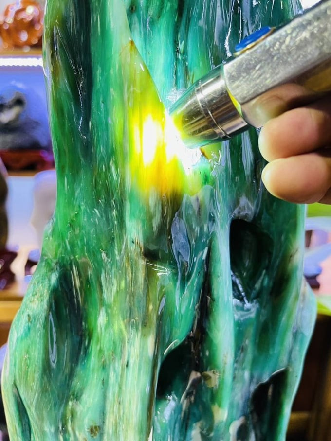 Gỗ hóa thạch rất cứng, độ cứng gần bằng kim cương. Vì vậy, từ xa xưa, con người đã trưng dụng gỗ hóa thạch làm đồ trang sức. Ảnh: Internet