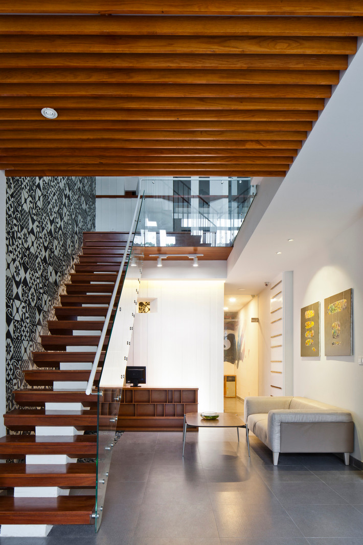 Nội thất trong nhà được bày biện đơn giản và sử dụng tone trắng chủ đạo. Với màu trắng từ nội thất, kết hợp ánh nắng chiếu rọi, khắp căn nhà luôn cảm giác sáng bừng và tươi trẻ. Ảnh: Hiroyuki Oki