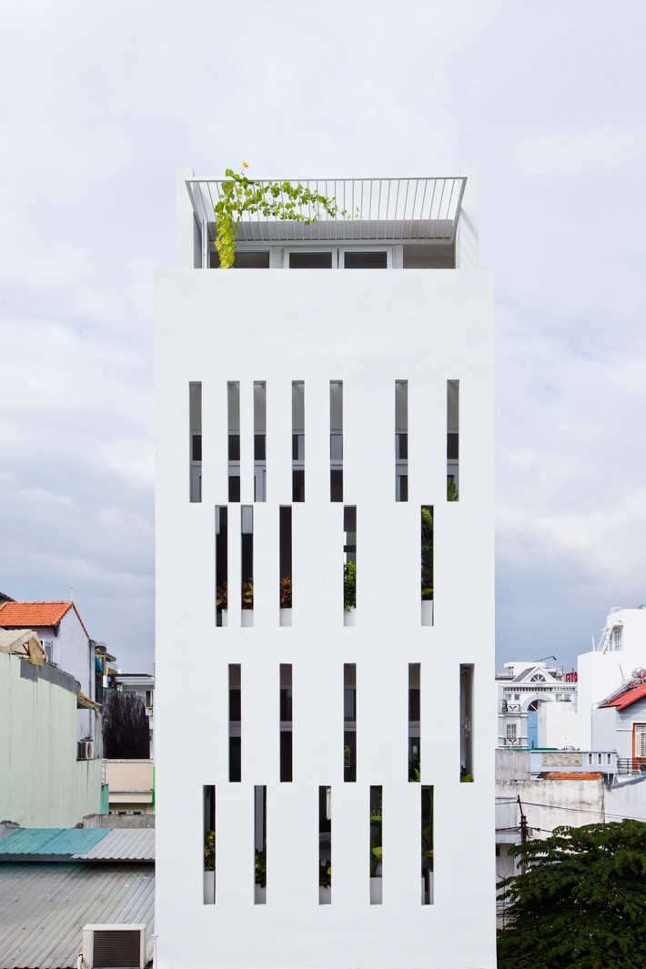 Ánh sáng vào nhà không nên chiếu trực tiếp, bởi vào những ngày nắng nóng sẽ có cường độ cao, ảnh hưởng đến sức khỏe con người. Vào mùa mưa, mưa sẽ không thổi vào nhà quá mạnh. Và một điều nữa là giải quyết vấn đề an toàn khi mở cửa sổ để thông gió vào ban đêm. Ảnh: Hiroyuki Oki