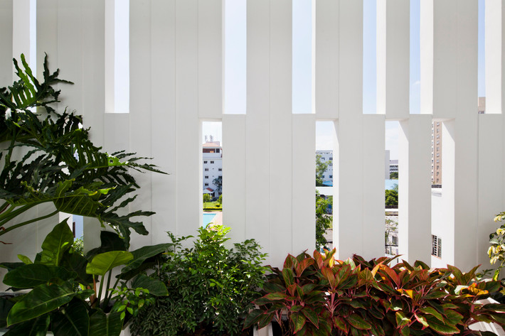 Ngoài ra, các hệ lam nhôm đứng có tác dụng thông thoáng và đưa ánh sáng gián tiếp đến các không gian theo cả hai hướng. Ảnh: Hiroyuki Oki