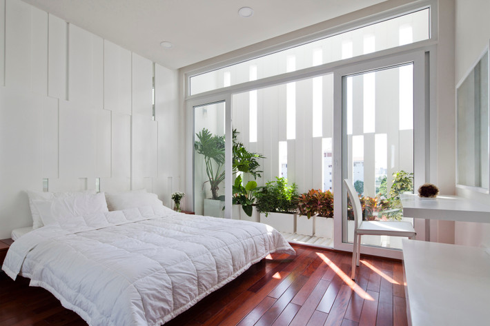 Phòng ngủ đơn giản nhưng tạo cảm giác dễ chịu nhờ ánh sáng chiếu rọi. Ảnh: Hiroyuki Oki