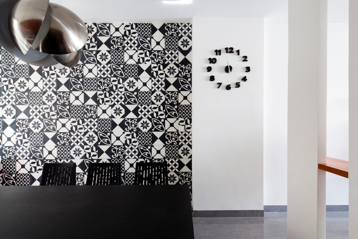 Bức tường ốp gạch hoa văn vừa cổ điển vừa sang trọng là điểm nhấn của ngôi nhà. Ảnh: Hiroyuki Oki