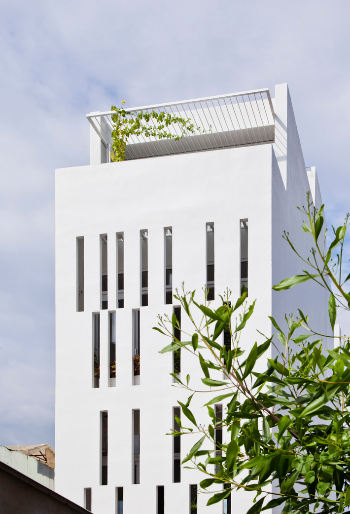 Ngôi nhà có diện tích đất rộng 60m2, nằm trong một khu tái định cư có kiến trúc tổng hợp lộn xộn và tự phát tại quận 7 (TP HCM). Công năng sử dụng của ngôi nhà vừa có văn phòng bên dưới, vừa có nơi ở của cặp vợ chồng và con nhỏ phía trên. Ảnh: Hiroyuki Oki