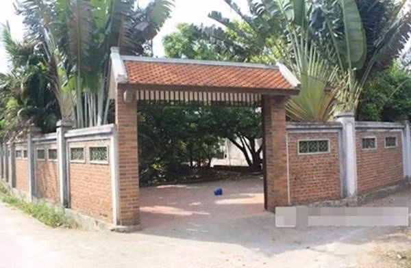 Cổng vào thiết kế theo kiểu truyền thống với mái ngói và tường gạch. Ảnh: Tiền phong