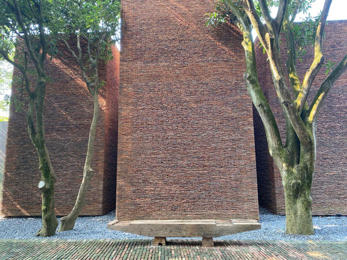 Để xây bảo tàng, Xuân Hinh mất nhiều công sức gom năm triệu viên ngói cổ, hơn một triệu viên gạch thất từ 500 hộ dân khắp nước. Ảnh: FB Xuân Hinh