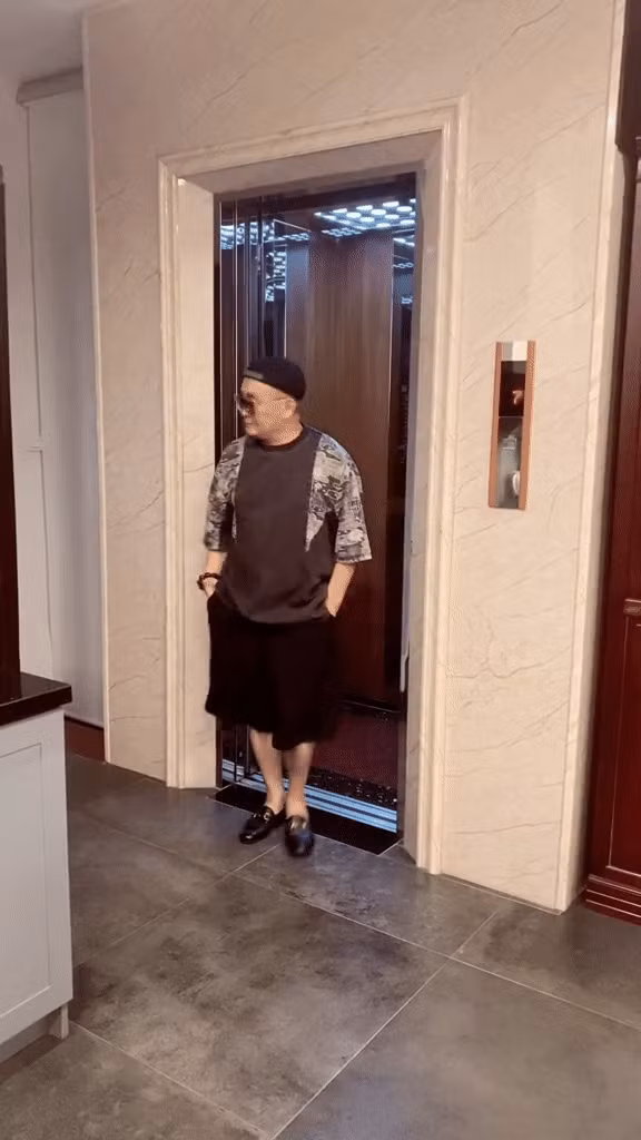 Trong nhà còn có thang máy di chuyển giữa các tầng. Ảnh: chụp màn hình