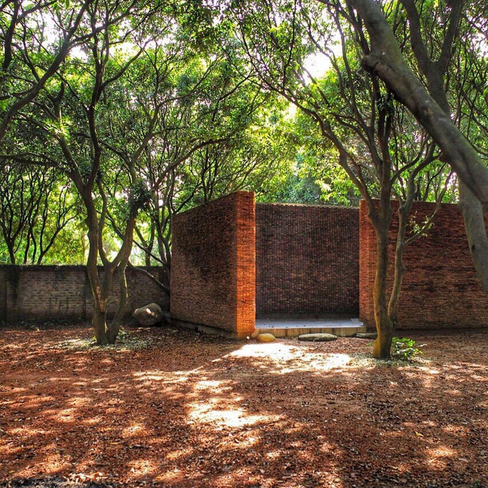 Công trình nằm giữa vườn cây ăn trái 50 năm tuổi. Khi xây dựng, kiến trúc sư không chặt phá cây mà nương theo vị trí của từng cây để xây tường, hàng rào. Ảnh: FB Xuân Hinh