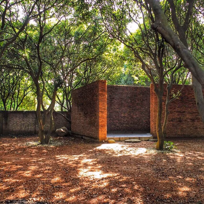 Công trình nằm giữa vườn cây ăn trái 50 năm tuổi. Khi xây dựng, kiến trúc sư không chặt phá cây mà nương theo vị trí của từng cây để xây tường, hàng rào. Ảnh: FB Xuân Hinh