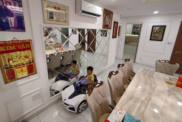 Cạnh bàn ăn, Phi Thanh Vân trang trí thêm gương cách điệu. Ảnh: Vietnamnet