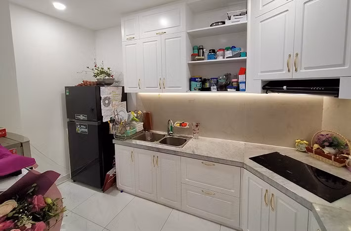 Khu bếp không quá rộng nhưng đầy đủ tiện nghi với màu trắng chủ đạo. Ảnh: Vietnamnet