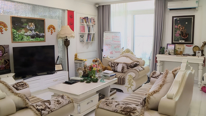 Căn nhà thiết kế theo phong cách bán cổ điển châu Âu sang trọng, tông màu chủ đạo trắng và kem. Ảnh chụp màn hình