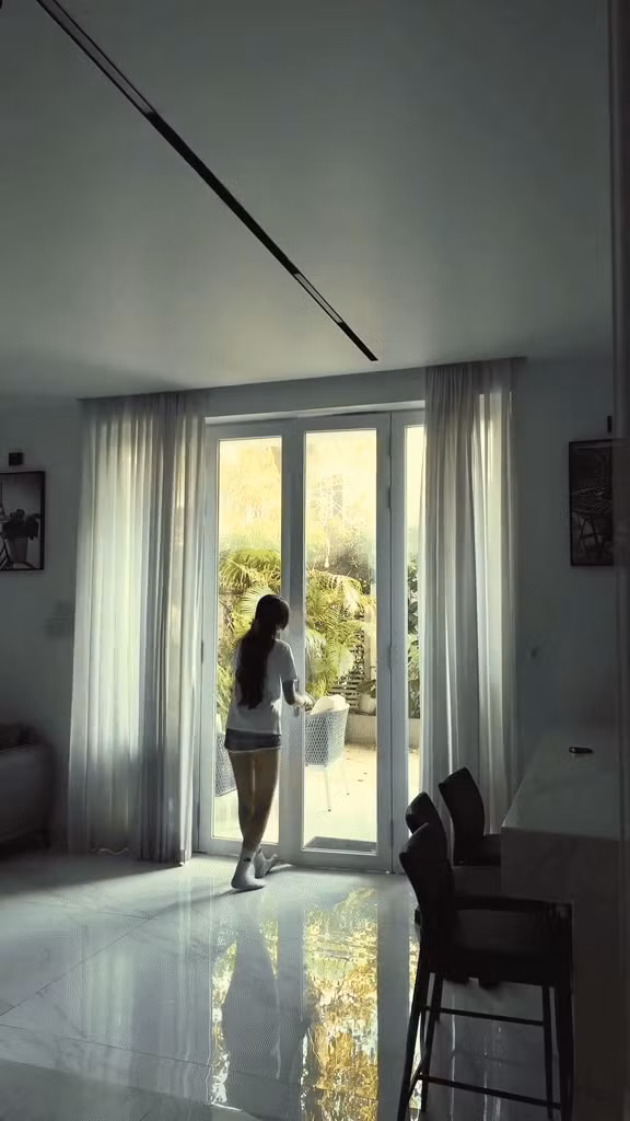 Ngôi nhà mang phong cách hiện đại, sử dụng hệ thống cửa kính lớn lấy ánh sáng tối đa. Ảnh chụp màn hình