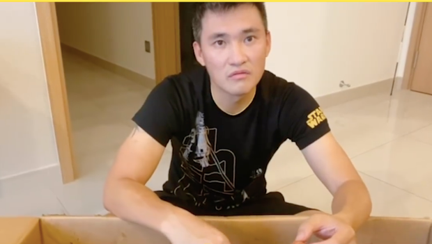 Hồi tháng 6 vừa qua, Công Vinh đăng clip "đập hộp" hơn 20kg vải thiều hỗ trợ người dân Bắc Giang trên trang cá nhân. Tại đây, nam cầu thủ và bà xã gây chú ý khi trò chuyện và nhắc về thu nhập hồi năm 2001. Ảnh chụp màn hình