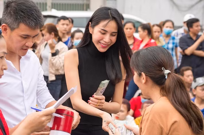 Vợ chồng Thuỷ Tiên - Công Vinh nhiều lần làm từ thiện với số tiền lên tới hàng tỷ đồng. Ảnh: Người lao động