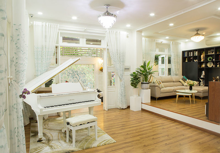 Nữ ca sĩ Vy Oanh chọn tông trắng xuyên suốt và điểm xuyết màu vàng trong toàn bộ căn nhà. Ảnh: Vietnamnet