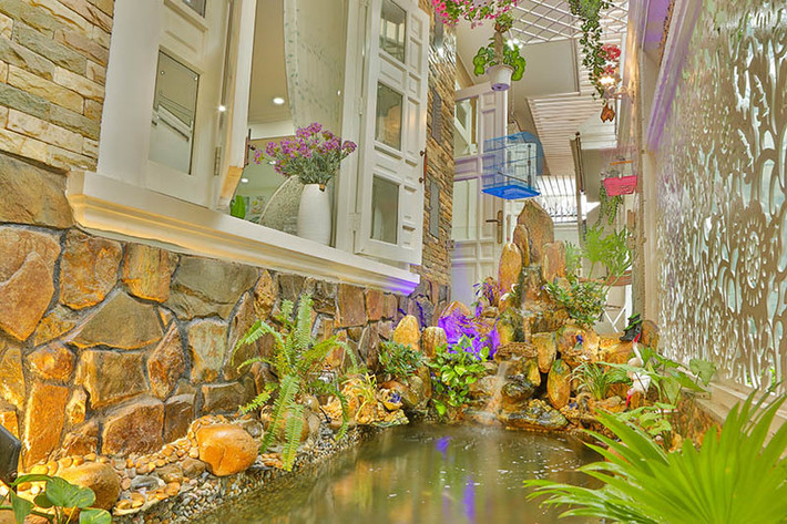 Ngay trước lối ra vào là hồ cá đẹp mắt. Ảnh: Giadinhnet