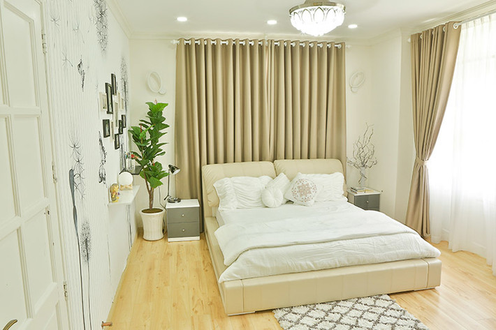 Phòng ngủ sang trọng với tông trắng chủ đạo. Ảnh: Vietnamnet