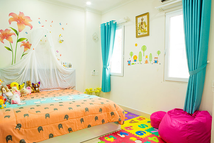 Phòng ngủ của 2 bé mang nhiều tông màu rực rỡ, dễ thương. Ảnh: Vietnamnet