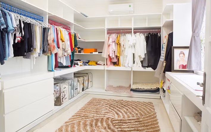 Vy Oanh cũng có riêng một phòng để quần áo và đồ đạc cần thiết. Ảnh: Vietnamnet