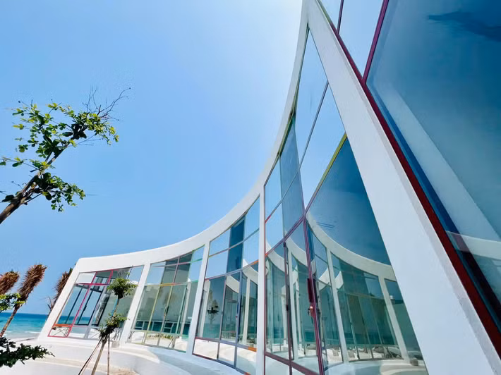 Đại gia Đức An cho biết, vợ anh luôn mước mơ có nhiều ngôi nhà trắng quanh vịnh Ninh Phước. Vì thế, sau khi hoàn thành biệt thự biển 800 m2, anh tậu thêm đất gần đó, bắt tay thực hiện công trình. Ảnh: FBNV