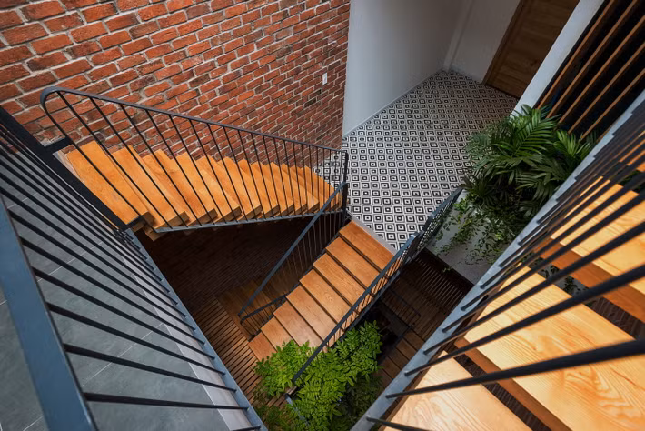 Hạn chế của HL House là kiểu nhà ống điển hình, mặt tiền hẹp, dưới 4m. Vì vậy, giải pháp được kiến trúc sư lựa chọn là mở một giếng trời lớn ở giữa nhà, cung cấp ánh sáng tự nhiên cho tất cả các không gian. Ảnh: Thanh Phạm, Chi.Arch