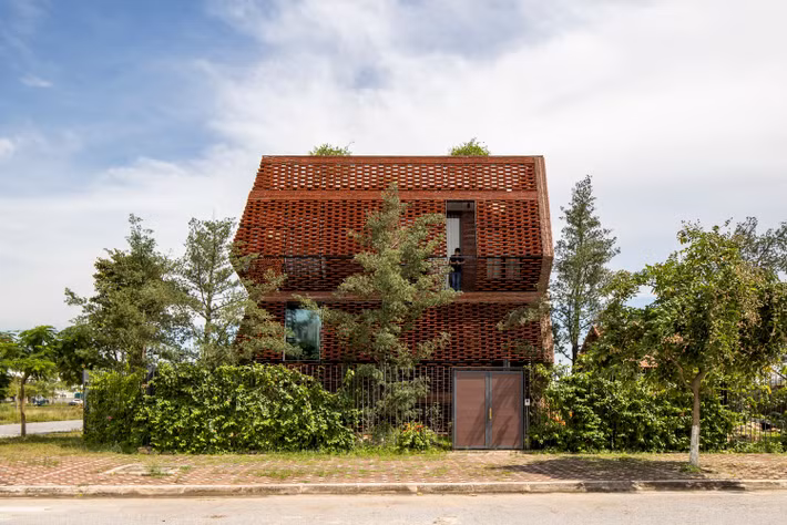 Nằm trong một khu đô thị mới ở TP Phủ Lý (Hà Nam), ngôi nhà mang tên Tổ Ngói nhằm hiện thực hóa ý tưởng tạo ra một không gian, sự pha trộn giữa tổ với nhiều ngóc ngách trên mặt đất và phần diện tích nhà ẩn dưới lòng đất.