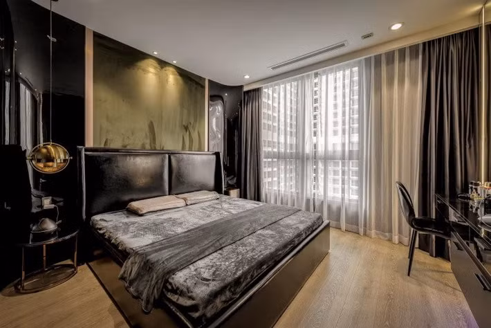 Phòng ngủ có cửa kính lớn lấy ánh sáng. Ảnh: chụp màn hình