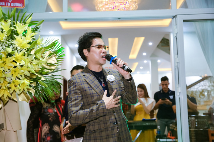 Hệ thống cửa trong nhà bằng kính hiện đại, lấy ánh sáng tự nhiên.