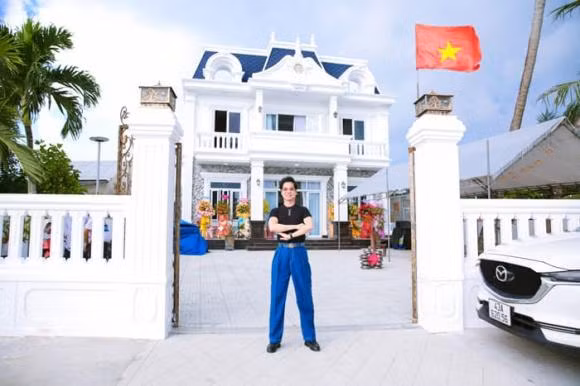 Bên ngoài căn nhà được sơn màu trắng nổi bật.