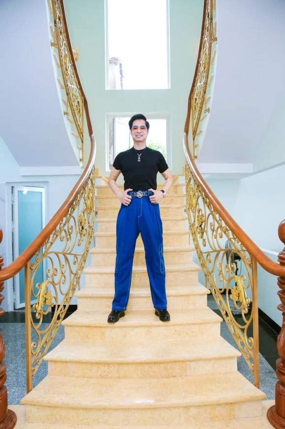 Cầu thang với họa tiết bắt mắt.