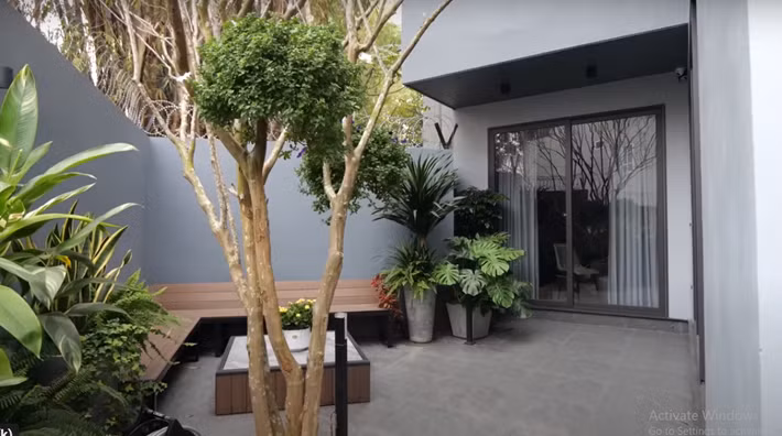 Bên hông nhà còn có một khoảng sân để thư giãn, thưởng trà.