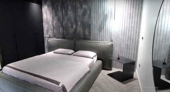 Tại tầng 1 còn có một phòng ngủ với sắc đen xuyên suốt.