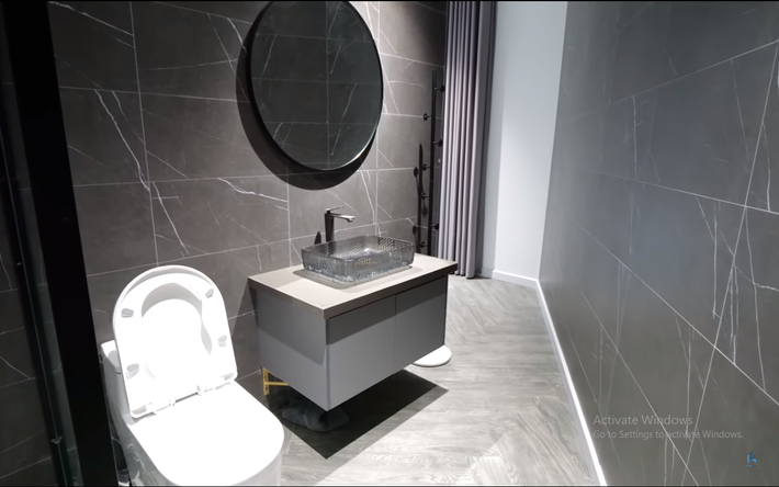 Nhà vệ sinh không vuông vức nhưng vẫn tiện nghi.