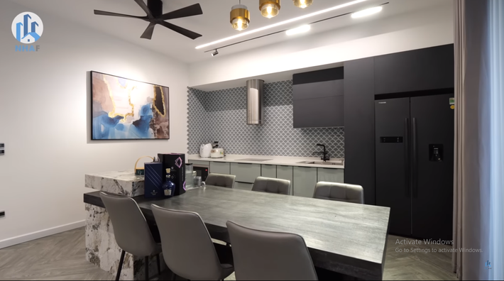 Phòng bếp thông thoáng, không có vách ngăn với khu vực tiếp khách. Bàn ăn đủ chỗ cho 6 - 8 người.