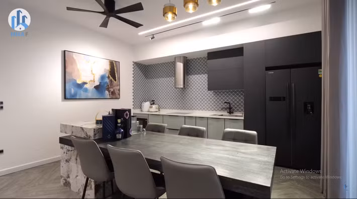 Phòng bếp thông thoáng, không có vách ngăn với khu vực tiếp khách. Bàn ăn đủ chỗ cho 6 - 8 người.