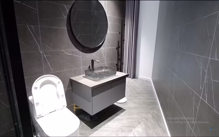  Nhà vệ sinh không vuông vức nhưng vẫn tiện nghi.