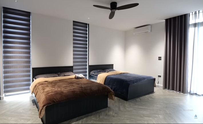 Một phòng ngủ dành cho các con trên tầng 2 rộng rãi, nhiều cửa kính lớn lấy ánh sáng tối đa. Nguồn ảnh: chụp màn hình NhaF