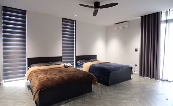 Một phòng ngủ dành cho các con trên tầng 2 rộng rãi, nhiều cửa kính lớn lấy ánh sáng tối đa. Nguồn ảnh: chụp màn hình NhaF