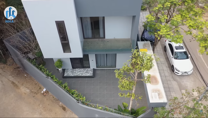 Mới đây, kênh Youtube NhaF giới thiệu một ngôi nhà nằm trên mảnh đất hình tam giác ở Phú Thọ.